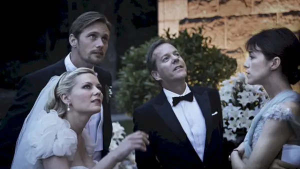 Kirsten Dunst, Charlotte Gainsbourg, Alexander Skarsgård e Kiefer Sutherland guardano il cielo in Melancholia