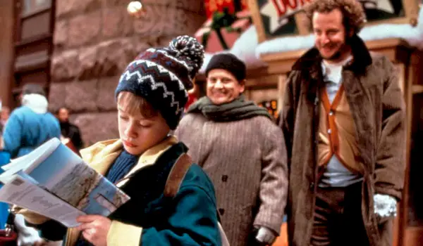 Macaulay Culkin, Joe Pesci a Daniel Stern vo filme Sám doma 2: Stratený v New Yorku