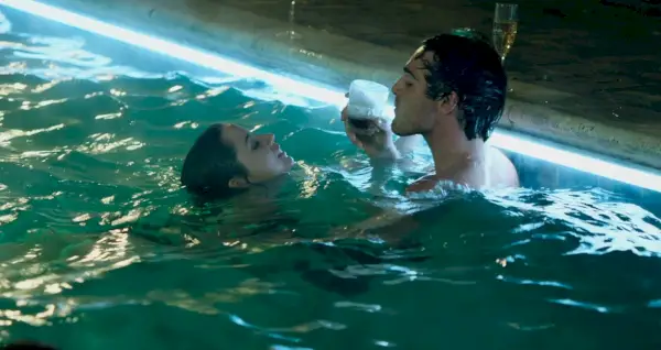 Jacob Elordi trinkt mit Ana de Armas in Deep Water ein Bier im Pool