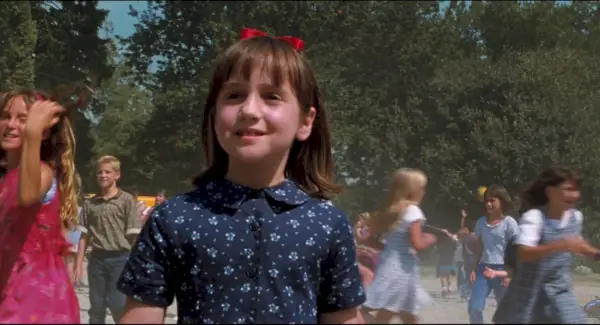 Matilda (Mara Wilson) slavi strmoglavljenje tiranske gospe Trunchbull v Matildi.