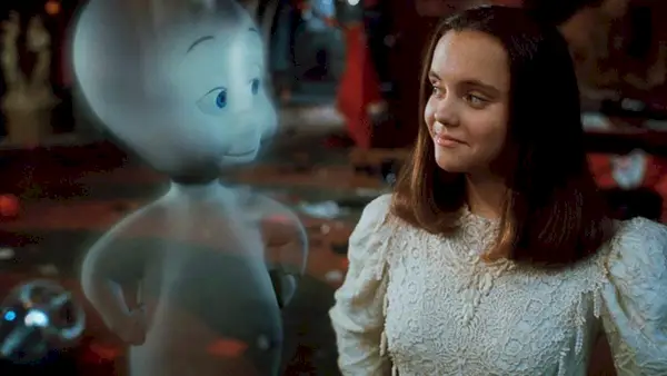 o fantomă îi face ochi pe Christina Ricci în Casper