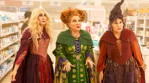 Kathy Najimy, Bette Midler og Sarah Jessica Parker som Sanderson Sisters i Hocus Pocus 2