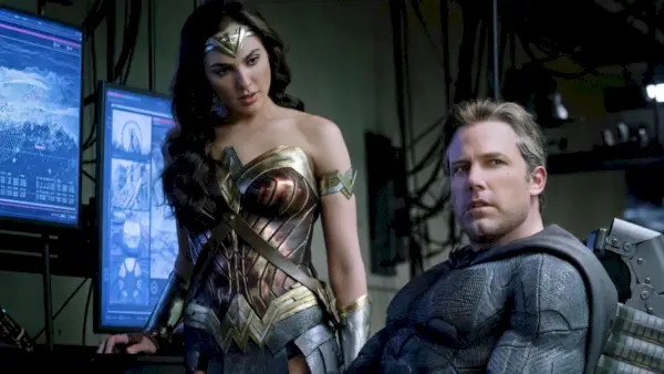 Wonder Woman (Gal Gadot) lancia uno sguardo incredulo a Batman (Ben Affleck) in Justice League.