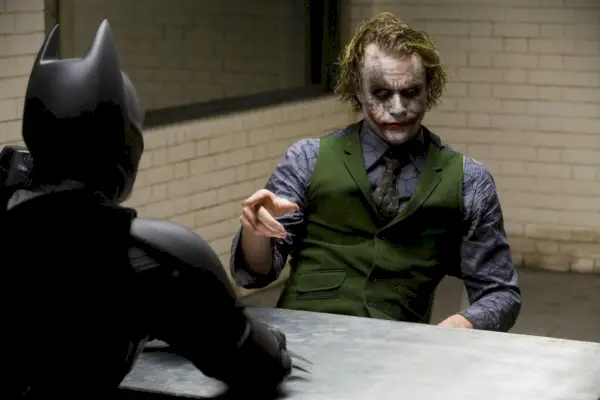 Batman (Christian Bale) interroge le Joker (Heath Ledger) dans