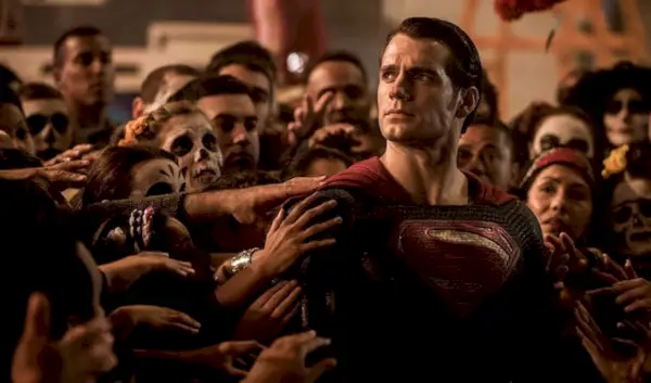 Superman mit Menschen, die sich wie eine messianische Figur um ihn scharen, in „Batman gegen Superman“.