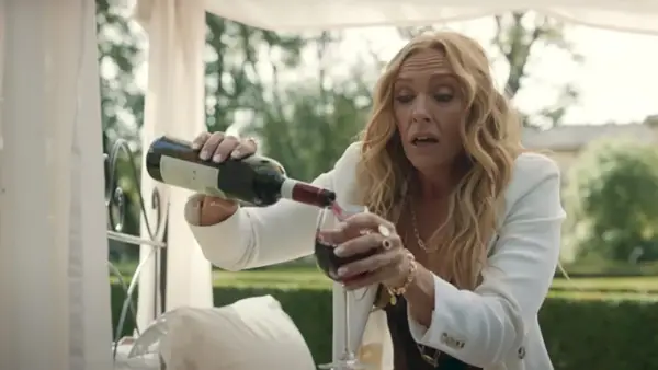 Toni Collete drinkt wijn in Mafia Mamma