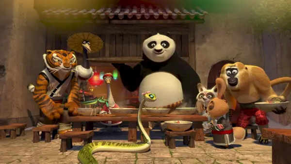 Po panda ir įsiutę penketukai sėdi prie stalo „Kung Fu Panda Holiday“.