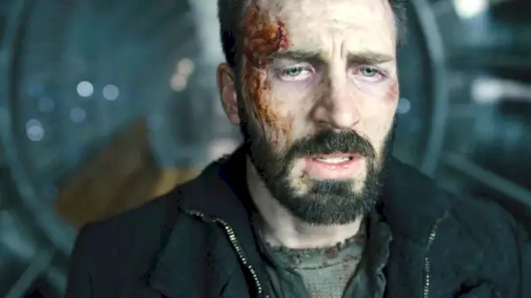 Chris Evans parece angustiado en el tren en