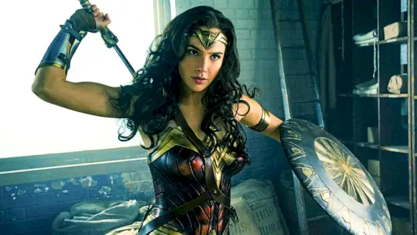 Gal Gadot kaip Diana Prince pirmajame „Wonder Woman“ filme