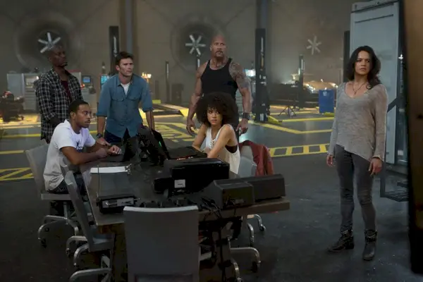 Dwayne Johnson, Ludacris, Michelle Rodriguez, Tyrese Gibson, Scott Eastwood y Nathalie Emmanuel en El destino de los furiosos (2017)