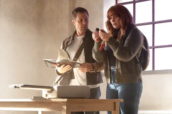 Bryce Dallas Howard e Sam Rockwell diante de um caso