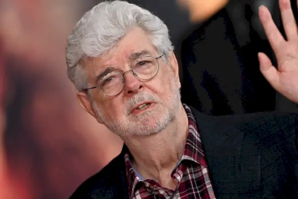 HOLLYWOOD, CALIFÓRNIA - 14 DE JUNHO: George Lucas comparece à estreia da LucasFilms em Los Angeles