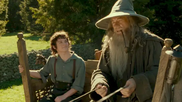 Elijah Wood und Sir Ian McKellen reiten als Frodo Beutlin und Gandalf der Graue in „Der Herr der Ringe: Die Gefährten“ durch Hobbiton