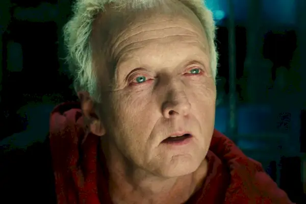 Jigsaw/John Kramer (Tobin Bell) vypadá vyčerpaně v Saw II