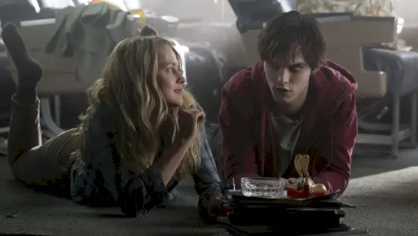 pige (Teresa Palmer) liggende på maven og stirre på drengen (Nicholas Hoult) i Warm Bodies