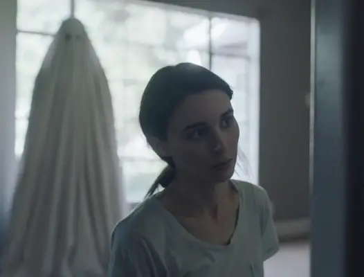 Rooney Mara su vaiduokliu, stovinčiu už jos