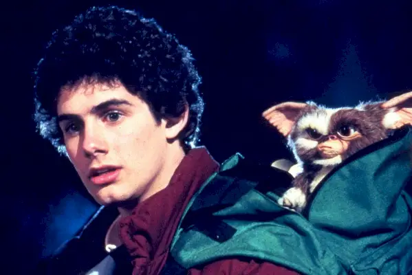 Billy og Gizmo står rundt utenfor i Gremlins