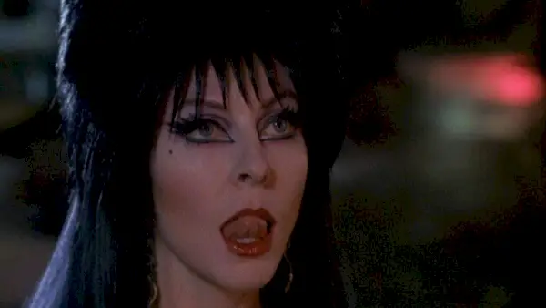 Elvira siendo seductora en Elivira: Mistress of the Dark