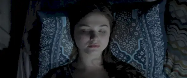 Quinn Brenner sover i en säng i Insidious: Chapter 3