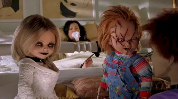 تيفاني وتشاكي وجلين/جليندا يتحدثون بينما جينيفر تيلي مقيدة في Seed of Chucky