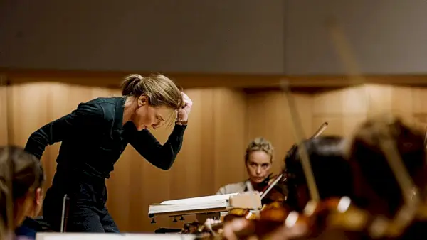 Cate Blanchett als Lydia Tar dirigiert eine Symphonie in Tar