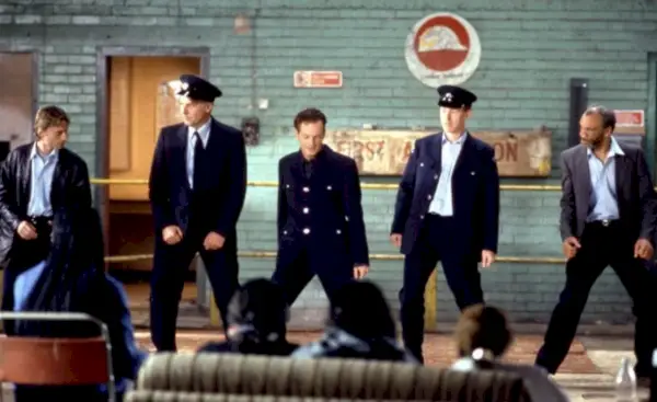 Robert Carlyle, Tom Wilkinson, Hugo Speer, Steve Huison și Paul Barber în The Full Monty (Twentieth Century Fox)