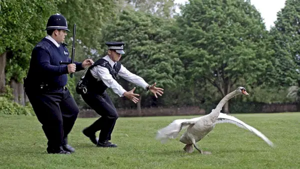 Niks Frosts un Saimons Pegs filmā Hot Fuzz (Universal Pictures)