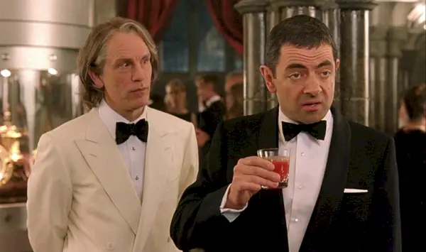 John Malkovich și Rowan Atkinson în Johnny English (Universal Pictures)