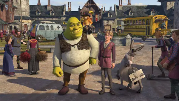 Shrek står på et bytorv.