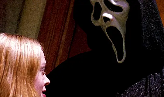 Tatum Riley è impertinente con Ghostface in Scream