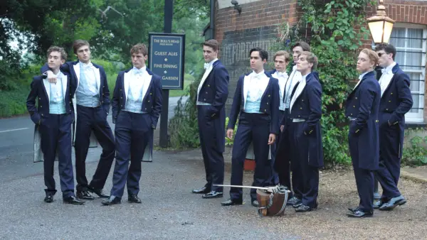 Sam Claflin (Alistair), Max Irons (Miles), Douglas Booth (Harry), Sam Reid (Hugo), Ben Schnetzer (Dimitri), Jack Farthing (George), Matthew Beard (Guy), Freddie Fox (James), Josh Connor (Ed) a Olly Alexander (Toby).