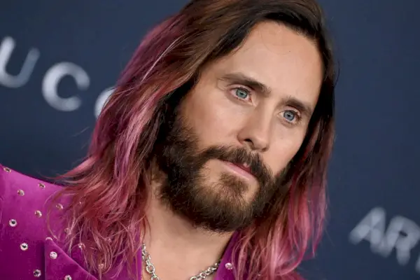 Jared Leto na czerwonym dywanie.