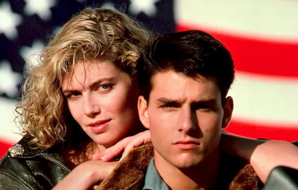 Kelly McGinnis se inclina sobre Tom Cruise