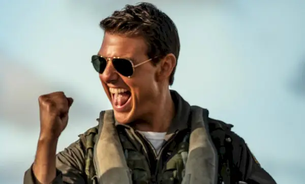 Într-o scenă din Maverick, Tom Cruise își bate pumnul.