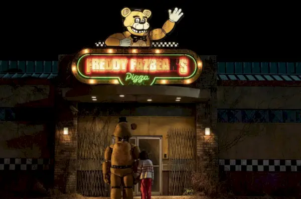 Freddy og et barn utenfor Freddy Fazbear