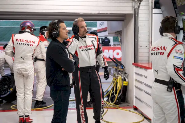 Orlando Bloom och David Harbor spelar huvudrollerna i Columbia Pictures GRAN TURISMO. Foto av: Gordon Timpen