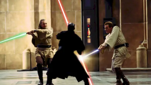 Obi-wan Kenobi, Qui-gon Jinn et Dark Maul se battent au sabre laser.