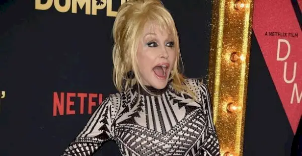 Dolly Parton Kırmızı Halı Dumplin