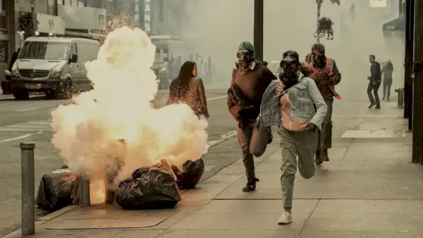 Kaleidoscope Netflix Crime Heist-serie kommer til Netflix i januar 2023 Gas Mask.webp