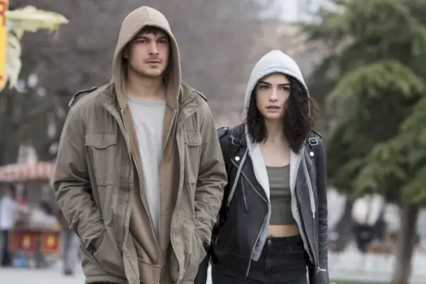 „The Protector“ 3 sezonas pasirodys „Netflix“ 2020 m. kovo mėn. Ulusoy Hazar