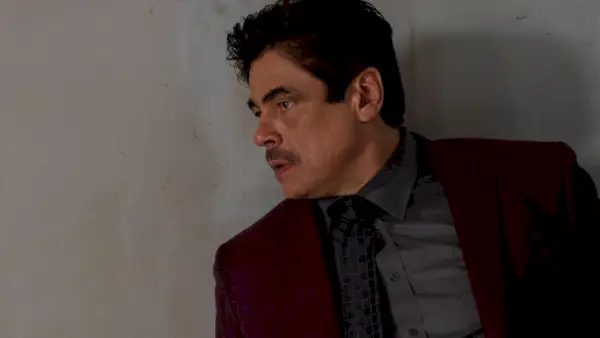 هل يجب عليك مشاهدة الزواحف؟ قم بمراجعة فيلم Benicio del Toro الجديد على Netflix