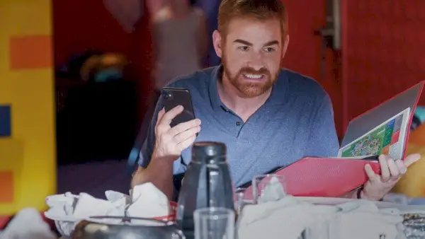 Andrew Santino vo filme Netflix Me Time