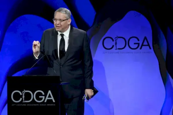 Adam Mckay acepta el premio escalado