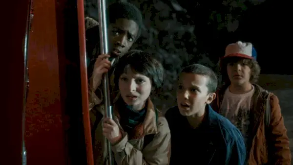 Finn Wolfhard, Millie Bobby Brown, Gaten Matarazzo och Caleb McLaughlin i Stranger Things säsong 1