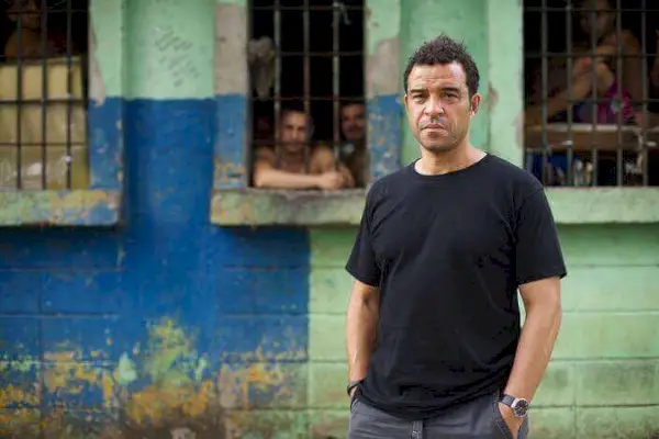 Raphael Rowe på Inside Worlds Toughest Prisons 1