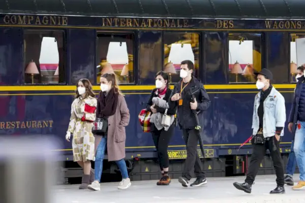 Lily Collins Emily In Paris Säsong 2 Train Shot Skalad