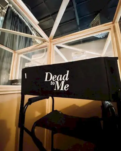 Foto de conjunt de la temporada 3 de Dead To Me