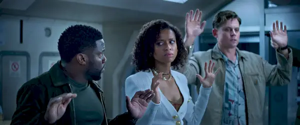 Lift Netflix Movie Kevin Hart în rolul Cyrus Gugu Mbatha Raw în rolul Abby și Billy Magnussen în rolul Magnus.webp