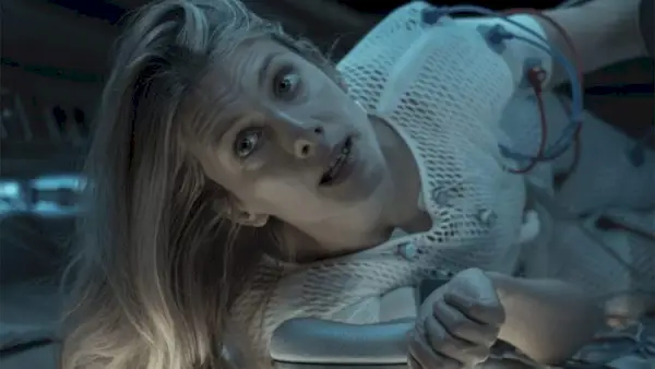 Suspense francês Oxygen chegando à Netflix em maio de 2021 Melanie Laurent no set