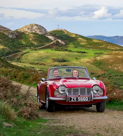 Lindsay Lohan und Ed Speelers im roten Auto auf irischem Wunsch.webp